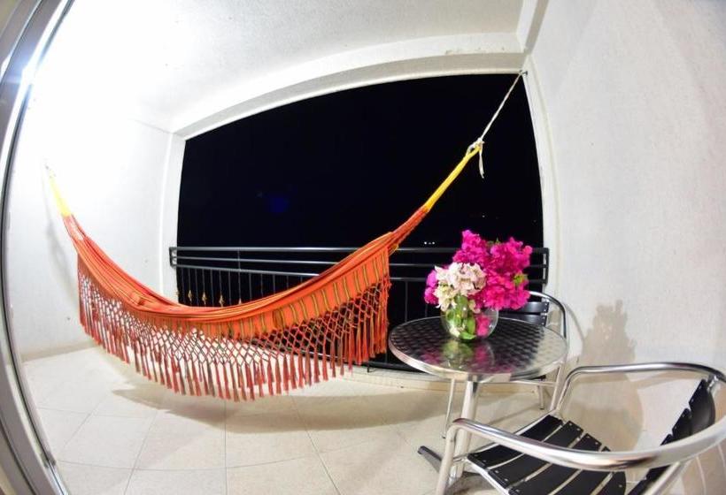 בית מלון כפרי Montserrat Plaza