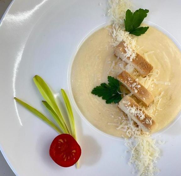 Отель Chorna Skelya Resort & Wellness