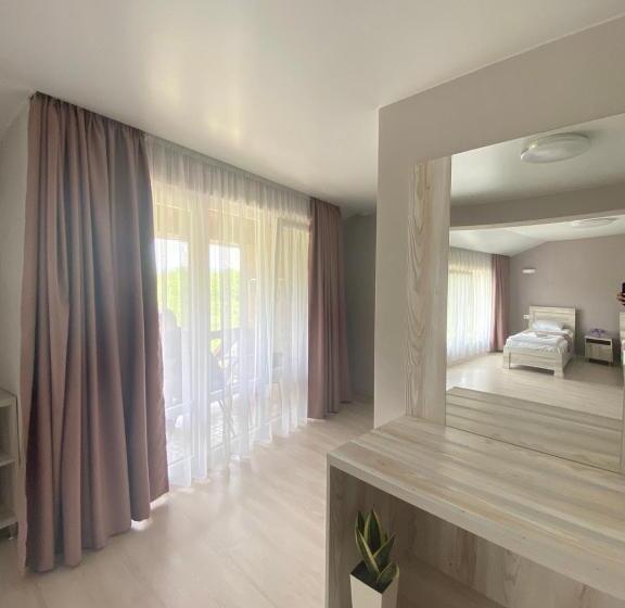 Отель Chorna Skelya Resort & Wellness