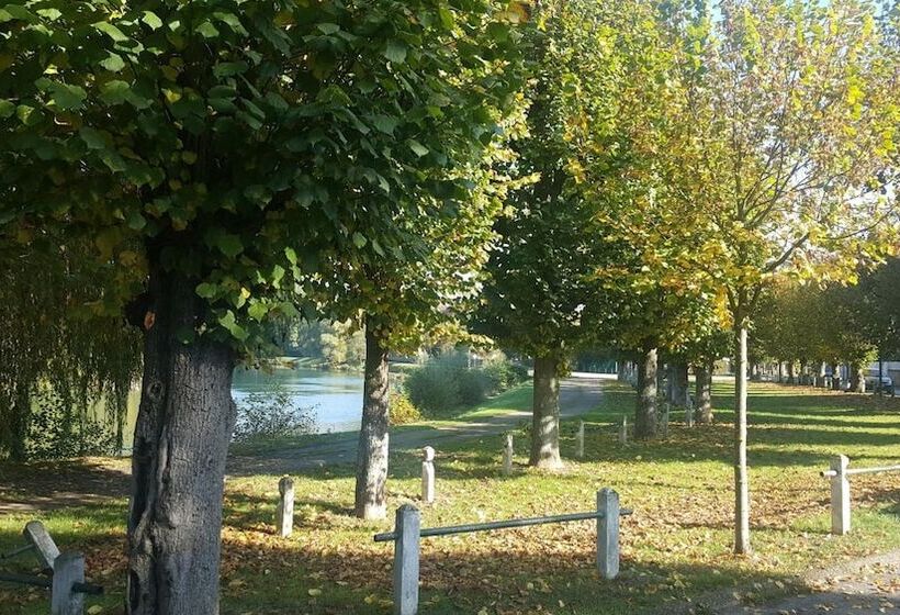 Отель Logis   Hôtel & Restaurant Le Gonfalon