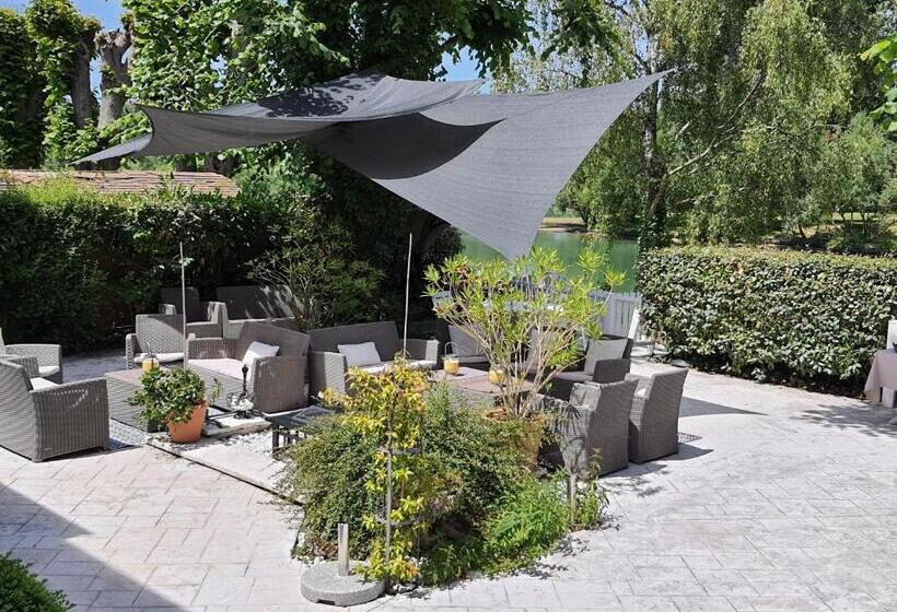 Отель Logis   Hôtel & Restaurant Le Gonfalon