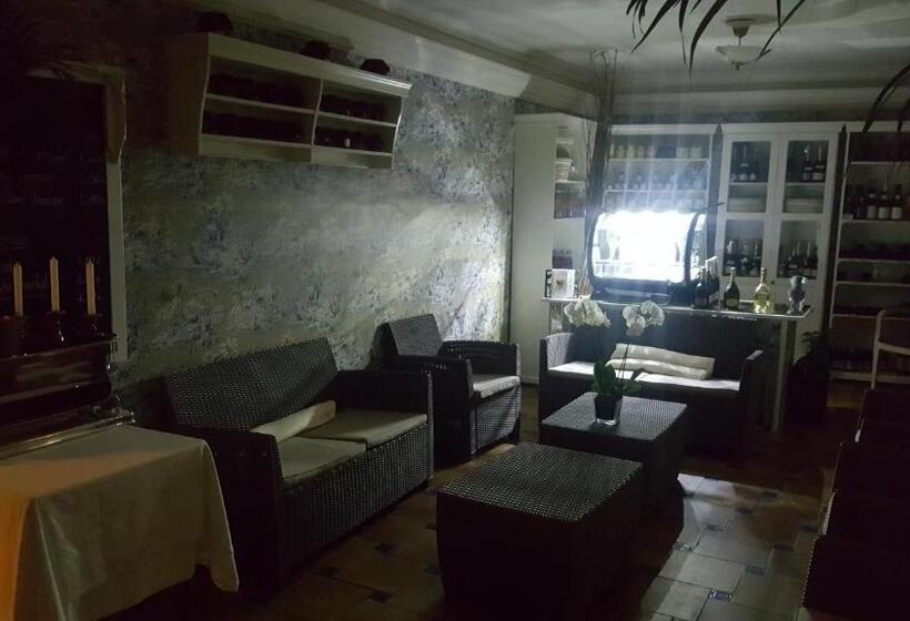 Отель Logis   Hôtel & Restaurant Le Gonfalon