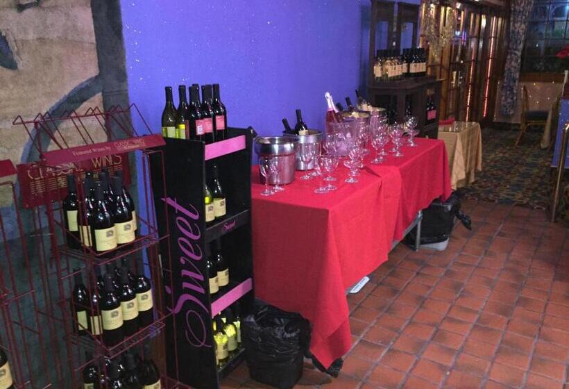 מוטל Tradewinds Airport