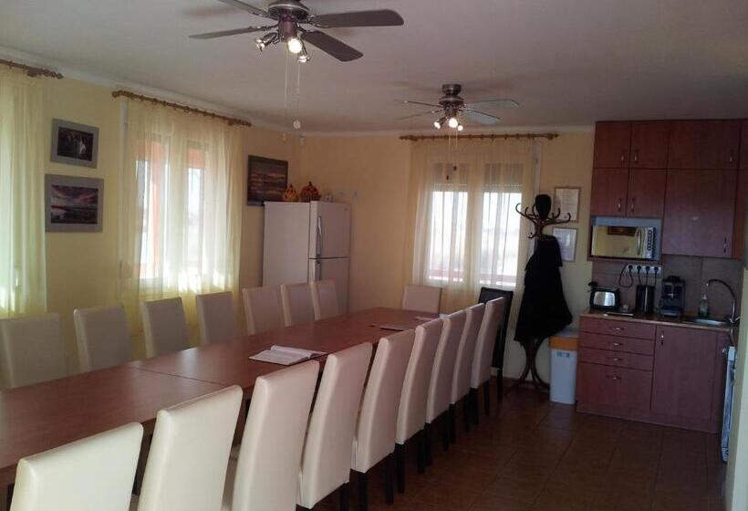 Tó  Party Panoráma Panzió & Wellness