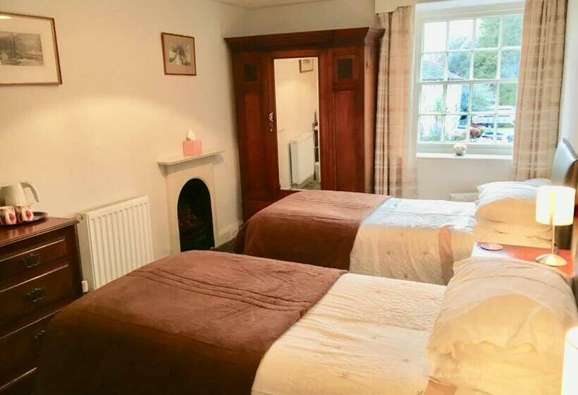 فندق صغير The Falcon Inn