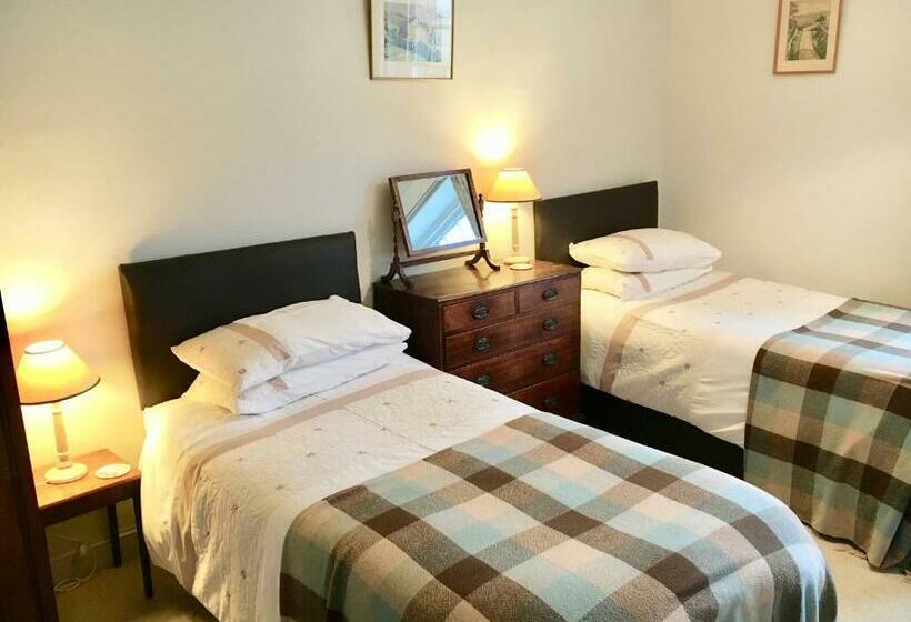 فندق صغير The Falcon Inn