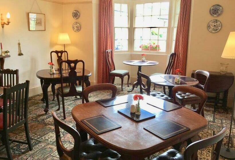 فندق صغير The Falcon Inn