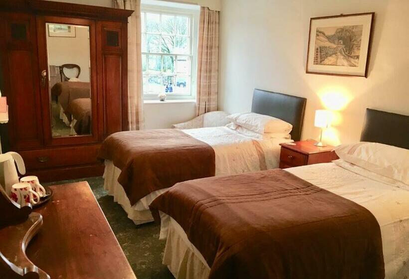 فندق صغير The Falcon Inn