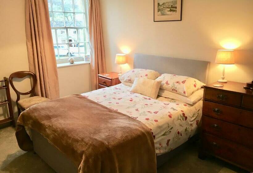 فندق صغير The Falcon Inn