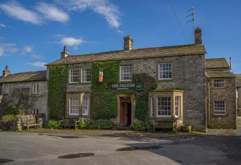فندق صغير The Falcon Inn