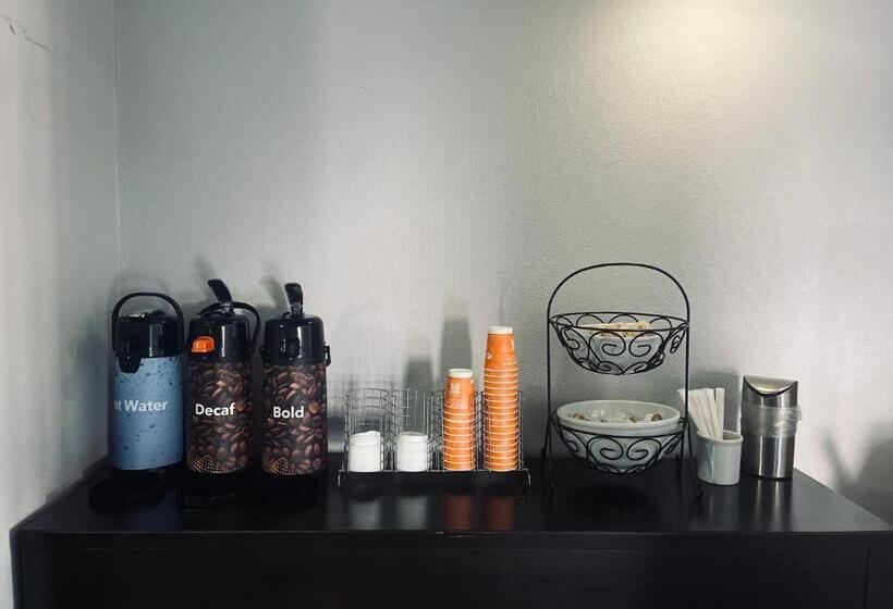 ホテル Rodeway Inn & Suites