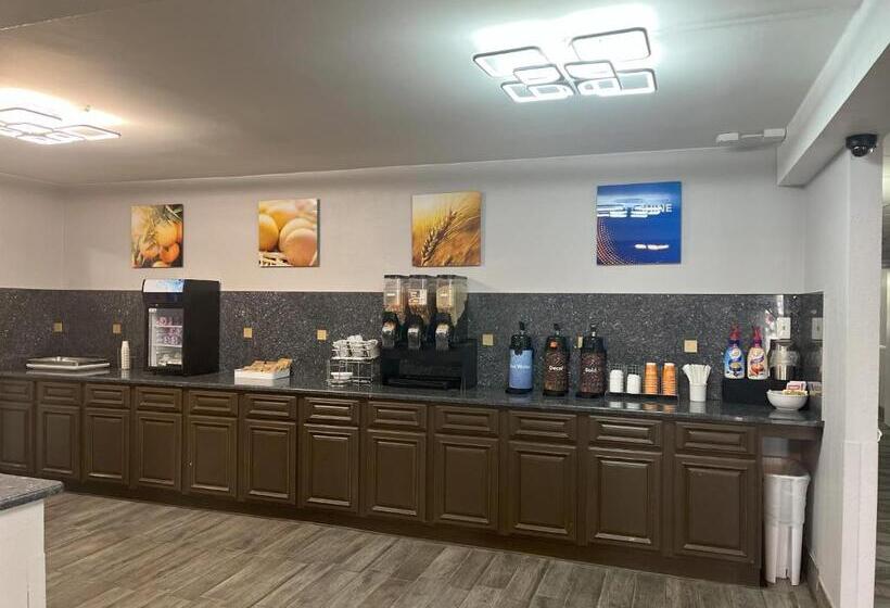 ホテル Rodeway Inn & Suites