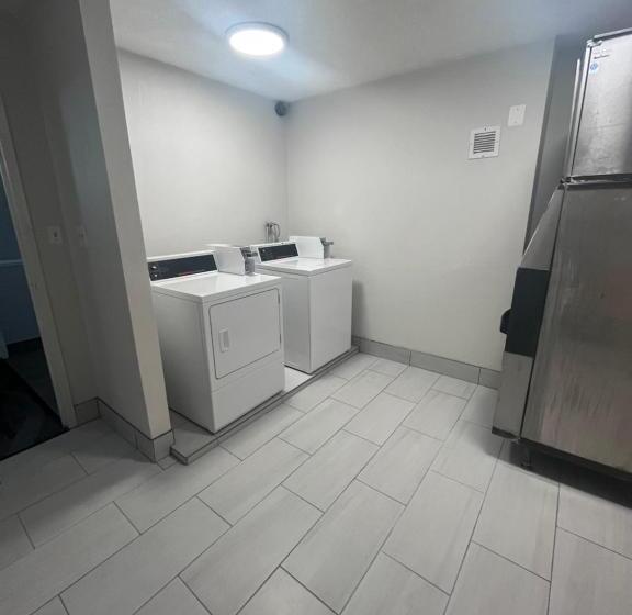 ホテル Rodeway Inn & Suites