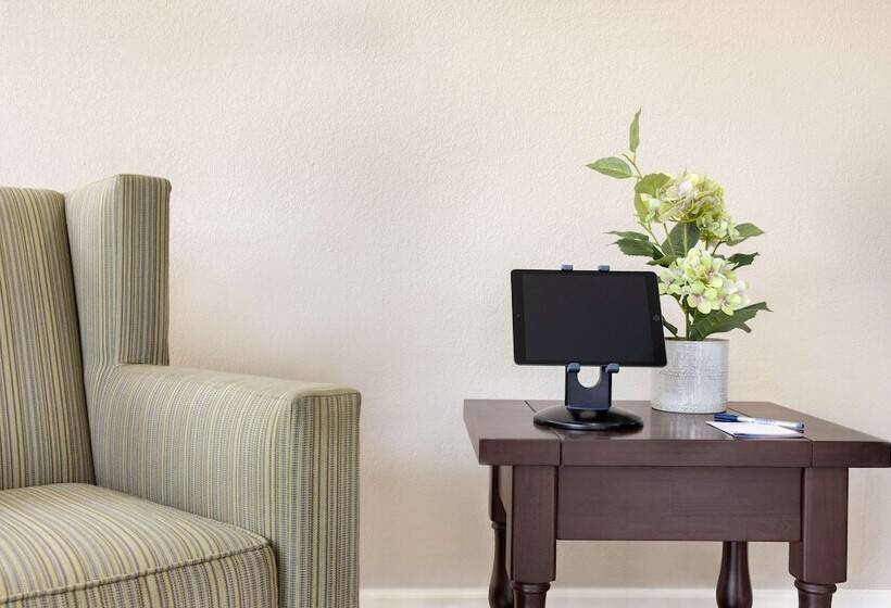 Отель Baymont By Wyndham Winchester