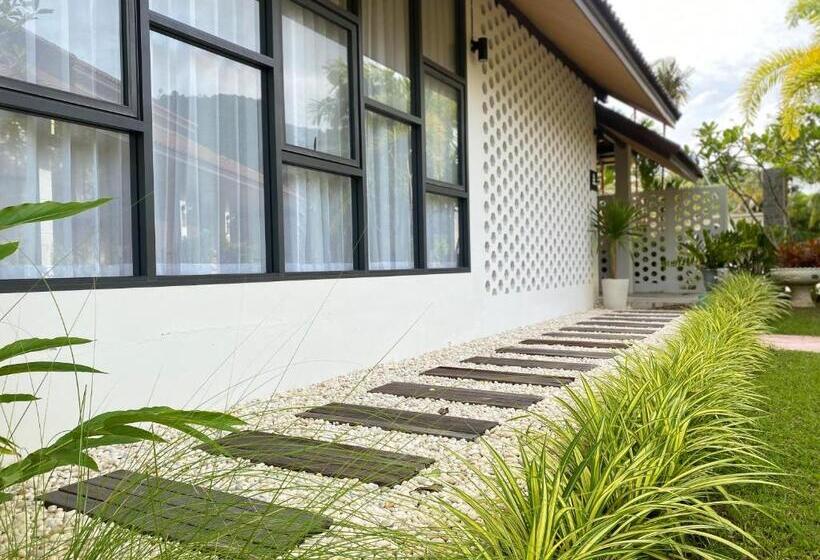 בית מלון כפרי Blu Pine Villa & Pool Access