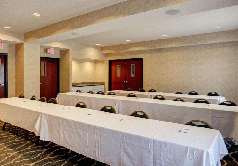 בית מלון כפרי Comfort Inn & Suites