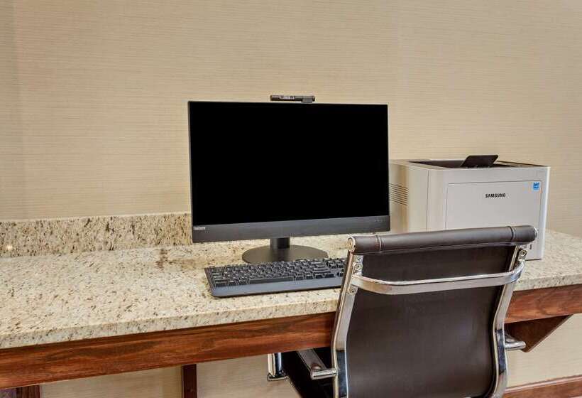 فندق Comfort Suites