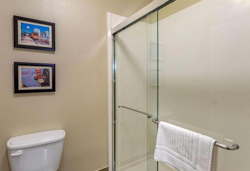 فندق Comfort Suites