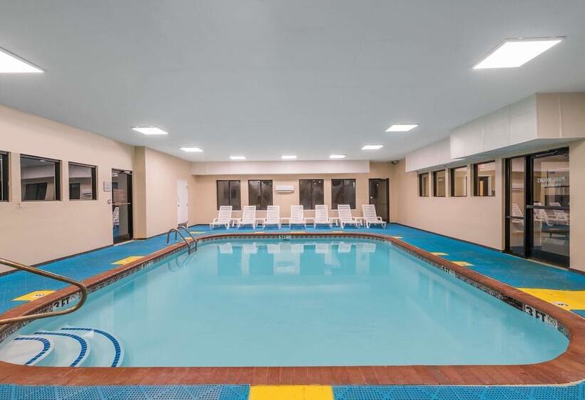 فندق Comfort Suites