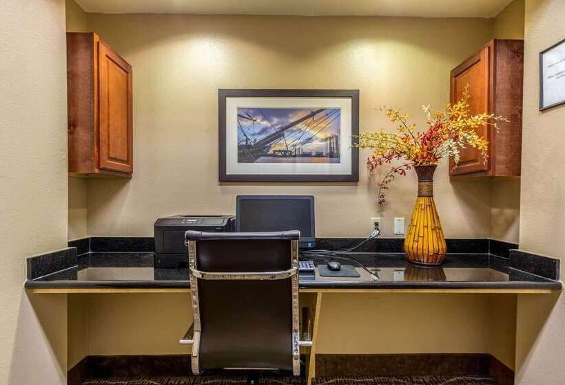 Отель Comfort Suites