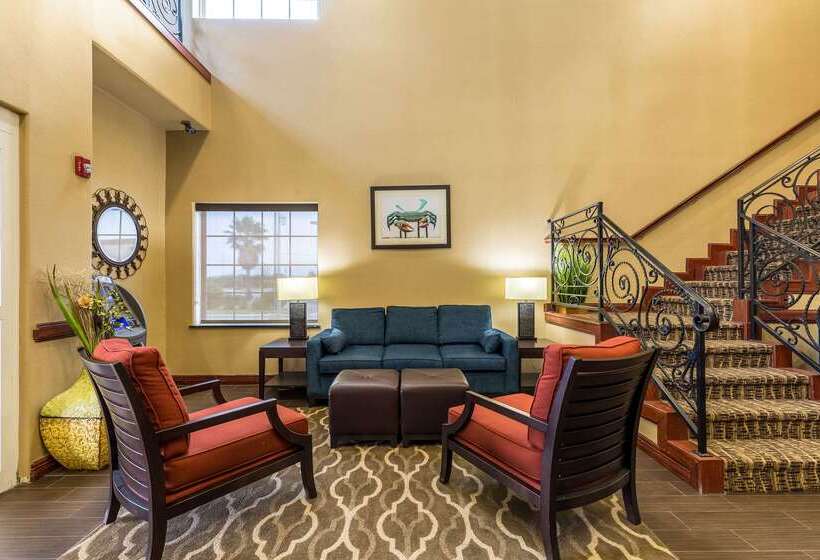 Отель Comfort Suites