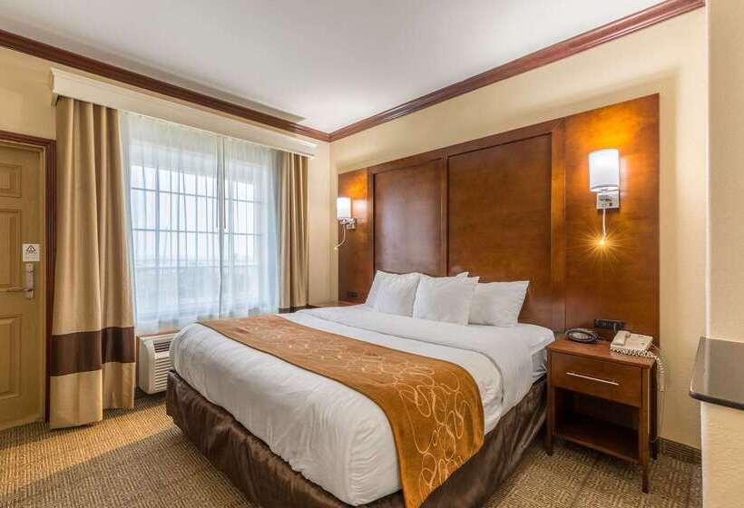 Отель Comfort Suites