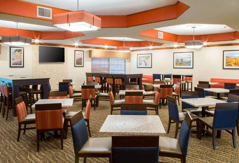 Отель Comfort Suites Grand Rapids South