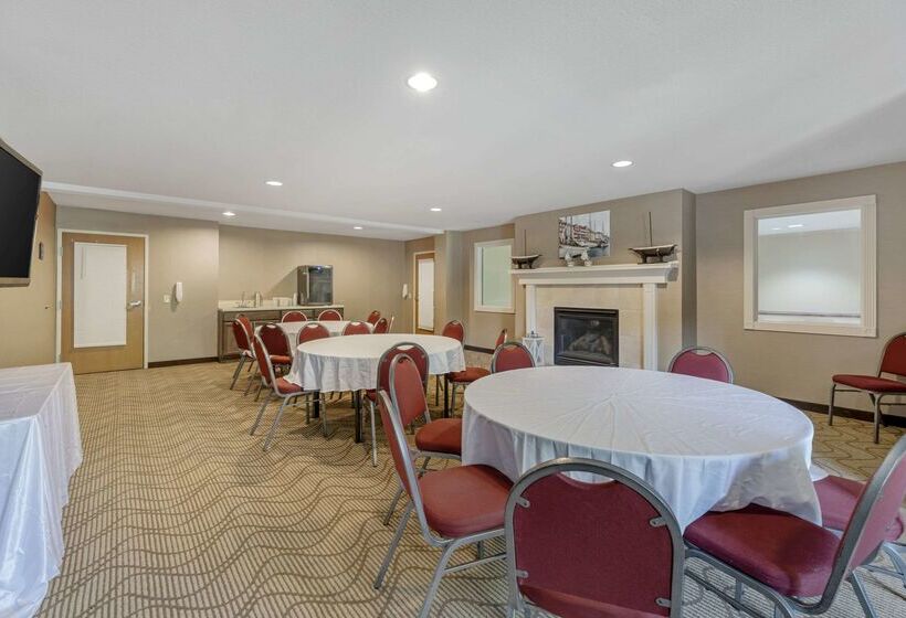 هتل Comfort Suites Lake Geneva East