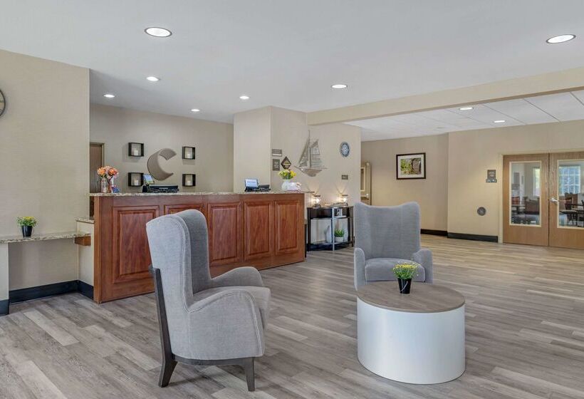 هتل Comfort Suites Lake Geneva East