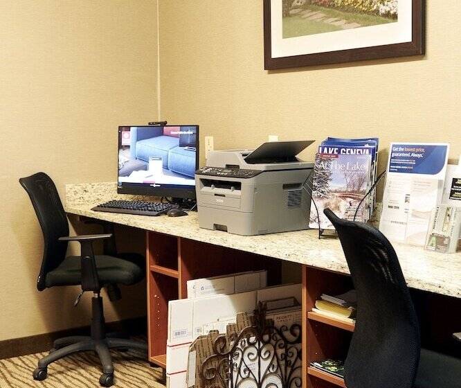 هتل Comfort Suites Lake Geneva East