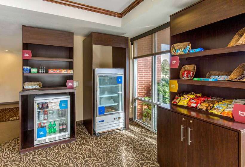 فندق Comfort Suites