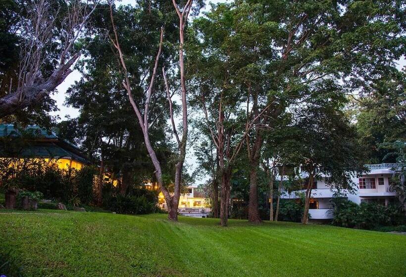 호텔 Comsaed River Kwai Resort