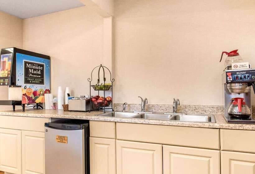 בית מלון כפרי Econo Lodge