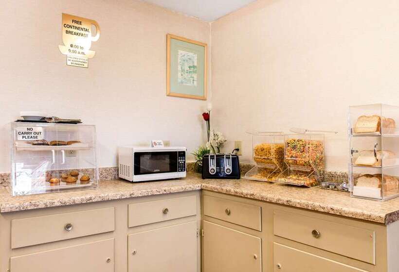 בית מלון כפרי Econo Lodge