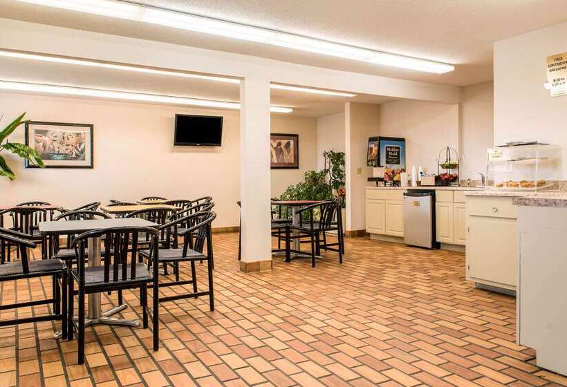 בית מלון כפרי Econo Lodge