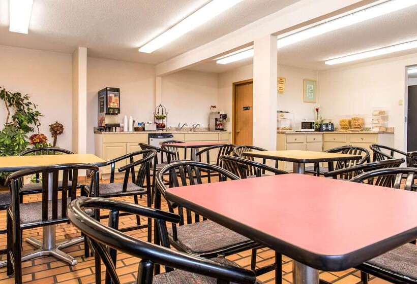 בית מלון כפרי Econo Lodge