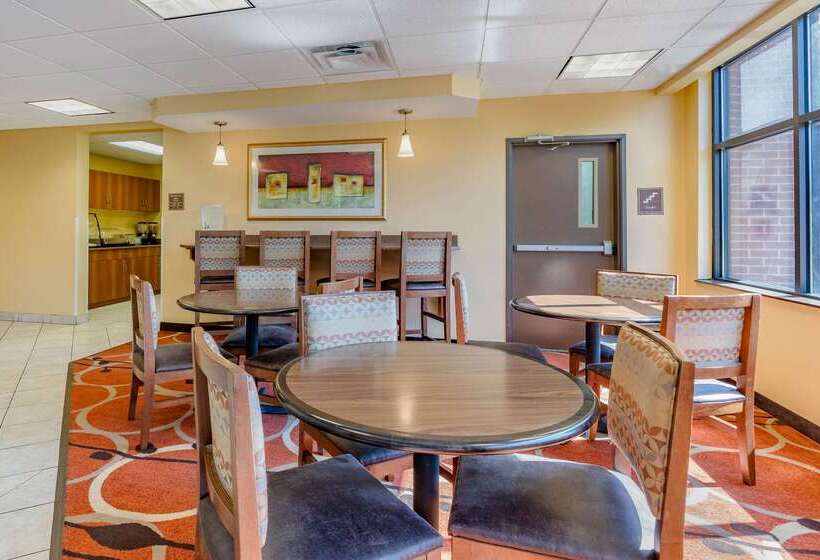 هتل Econo Lodge Inn & Suites Fairgrounds