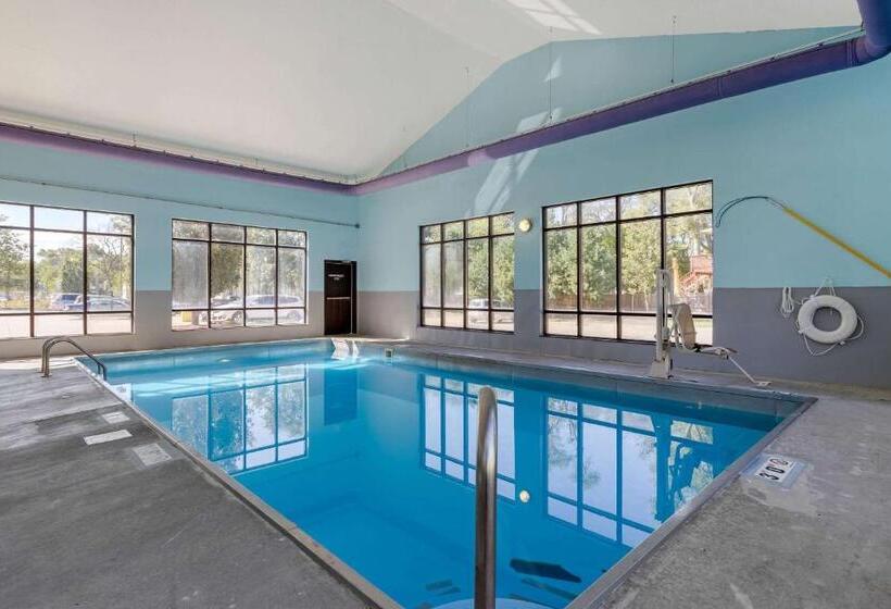 هتل Econo Lodge Inn & Suites Fairgrounds