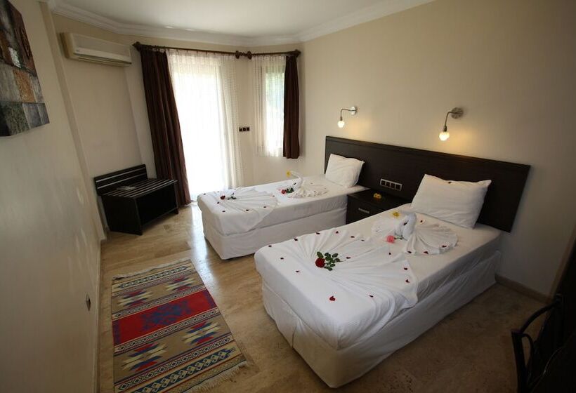 호텔 Holiday Calbis