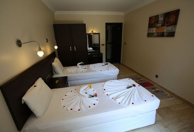 هتل Holiday Calbis