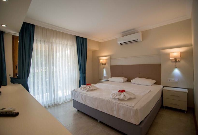 호텔 Holiday Calbis