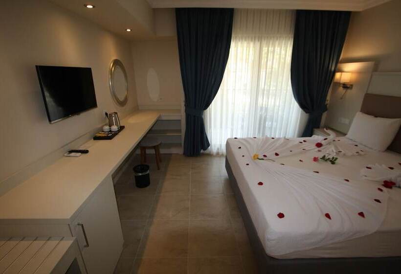 هتل Holiday Calbis