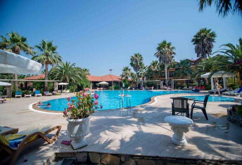 호텔 Holiday Calbis