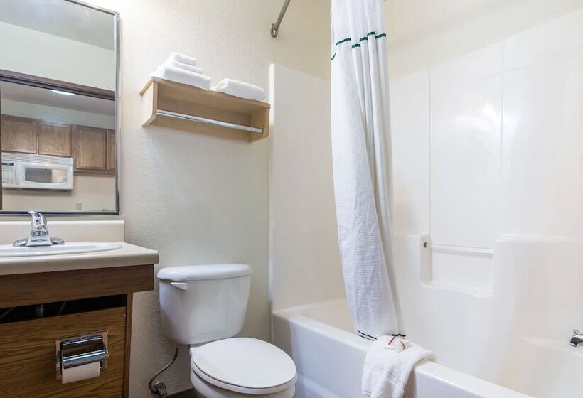 هتل Hometowne Studios & Suites By Red Roof Bentonville