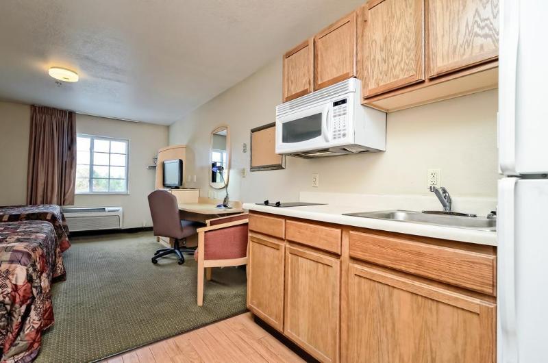 هتل Hometowne Studios & Suites By Red Roof Bentonville