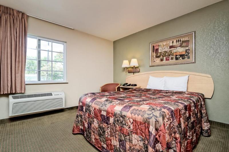 هتل Hometowne Studios & Suites By Red Roof Bentonville