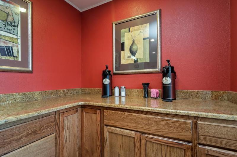 هتل Hometowne Studios & Suites By Red Roof Bentonville