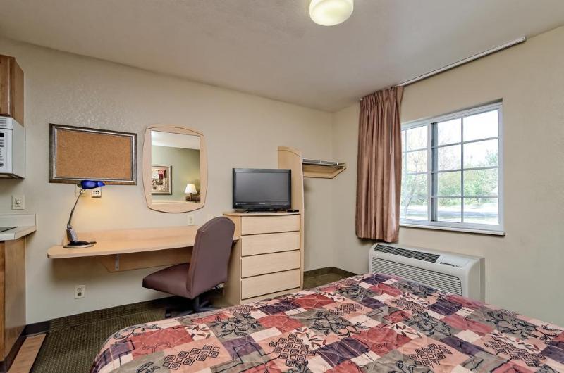 هتل Hometowne Studios & Suites By Red Roof Bentonville