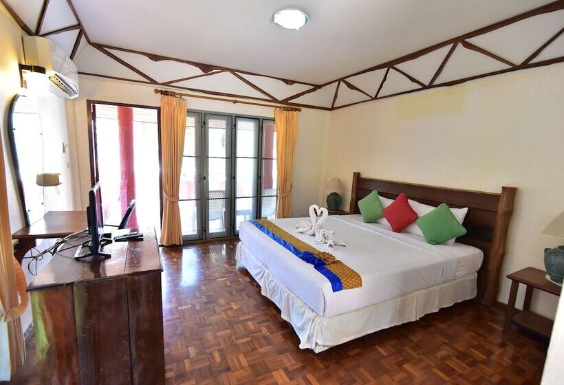 בית מלון כפרי Koh Ngai Resort