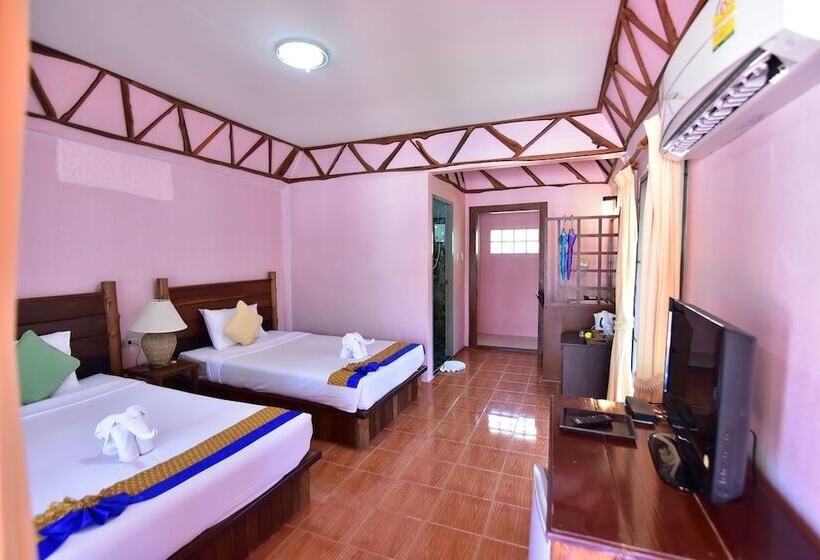 בית מלון כפרי Koh Ngai Resort